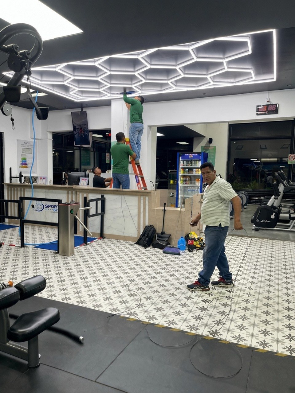 Trabajos de iluminación en un interior comercial