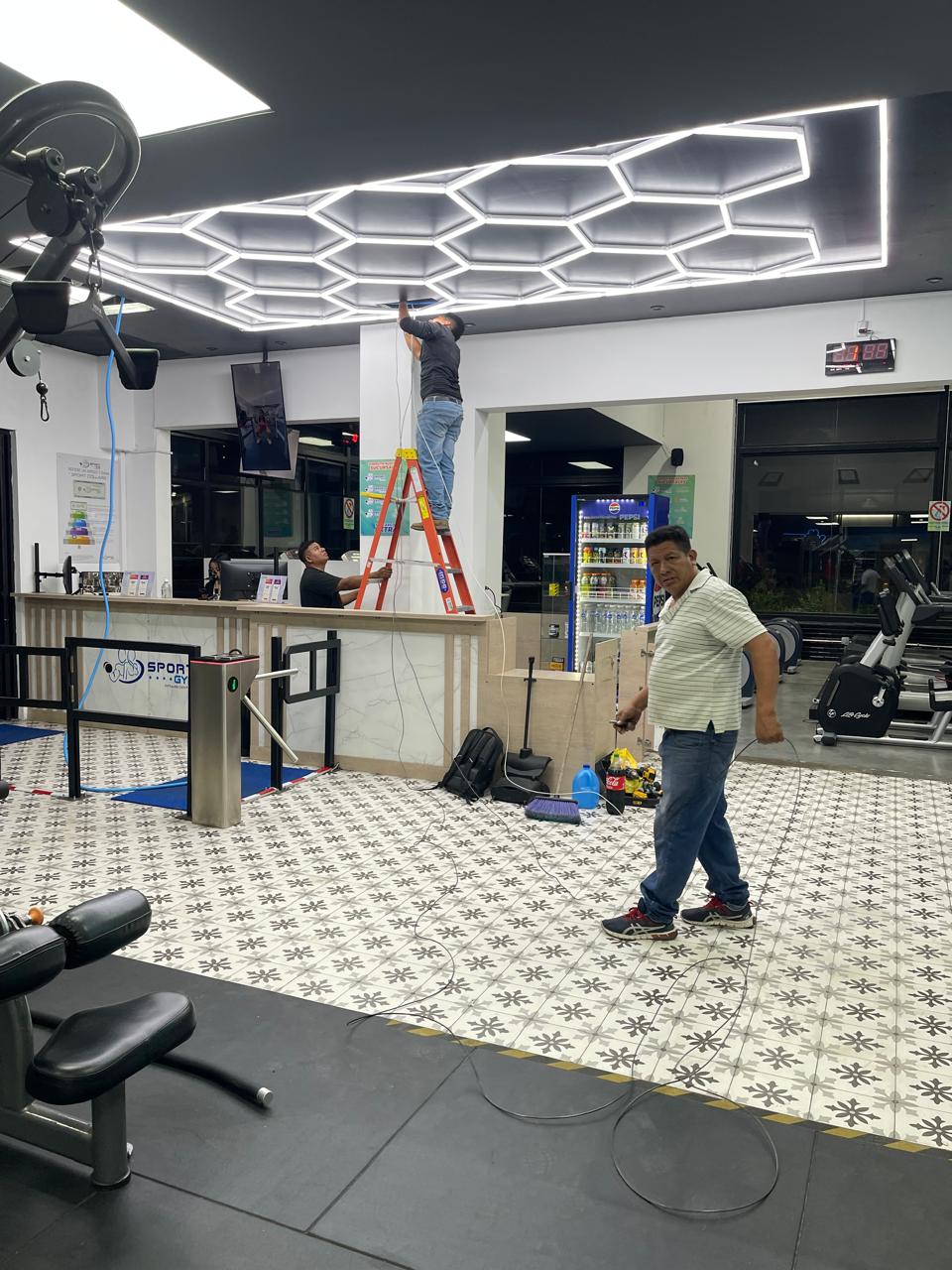Trabajos eléctricos y de iluminación en un interior comercial