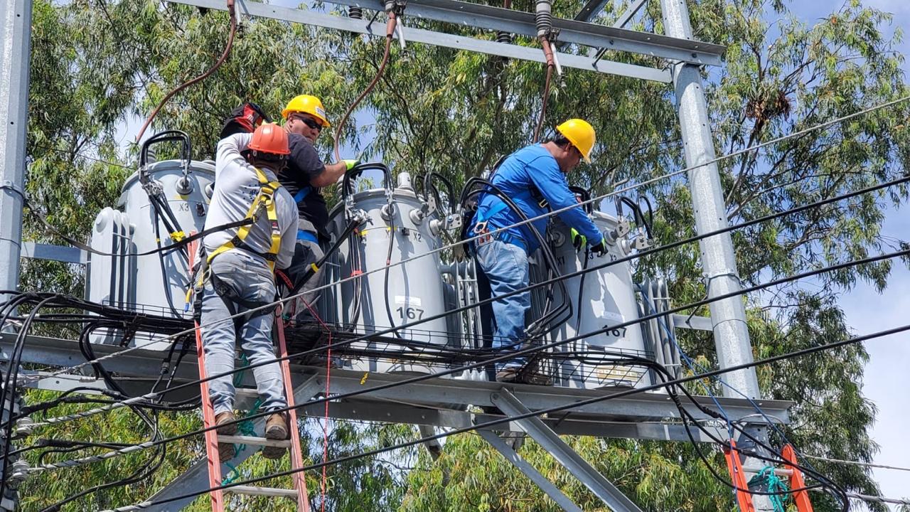Cuadrilla de Tecapa Electric trabajando en transformadores de media tensión
