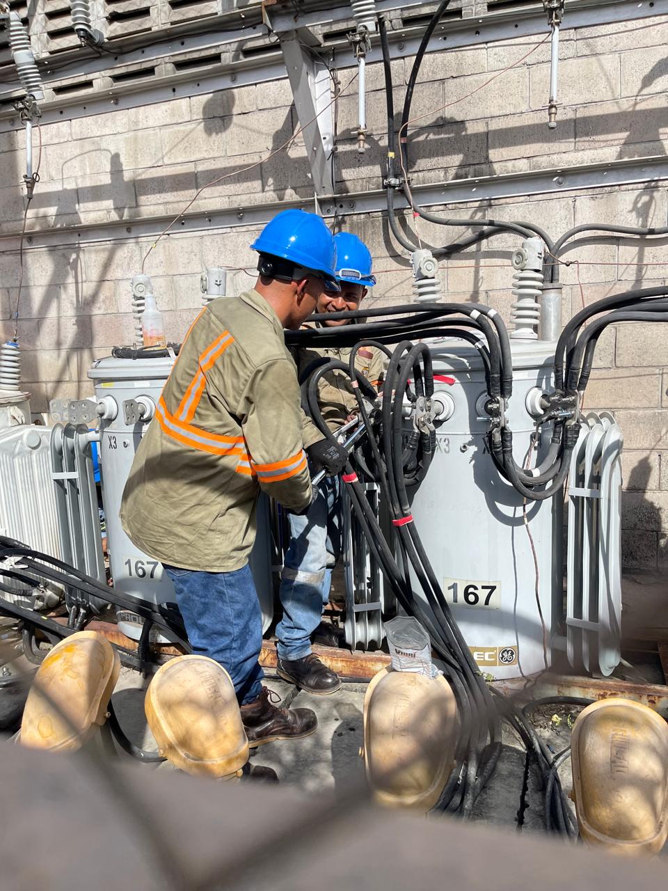 Técnicos de Tecapa Electric trabajando junto a transformadores