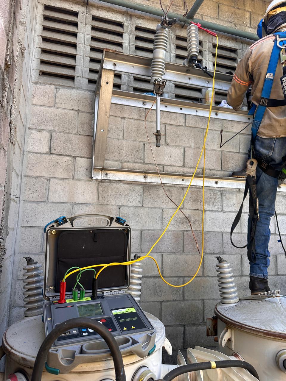 Conductores y equipo de medición junto a una instalación eléctrica