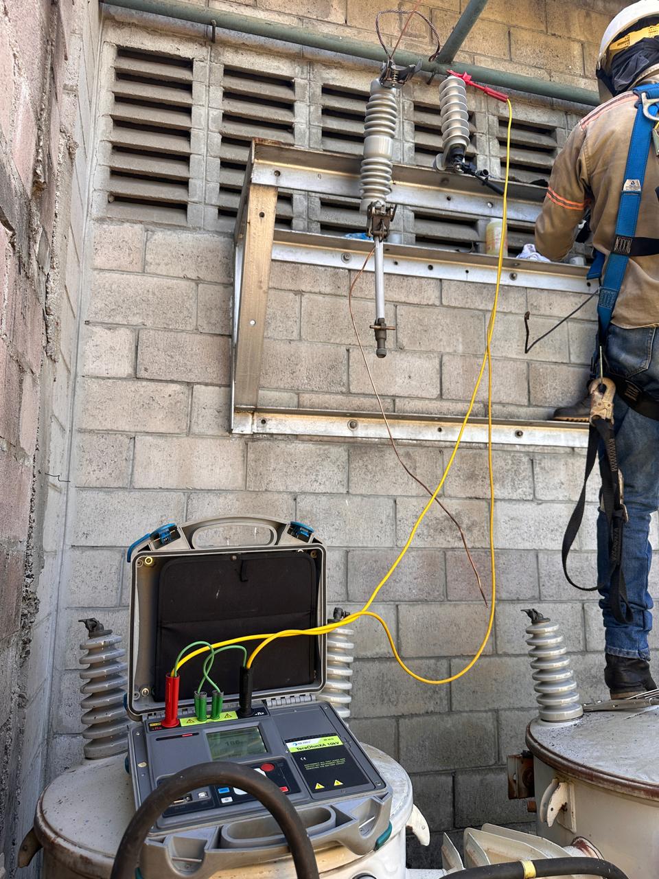 Instrumento conectado durante una prueba eléctrica en campo