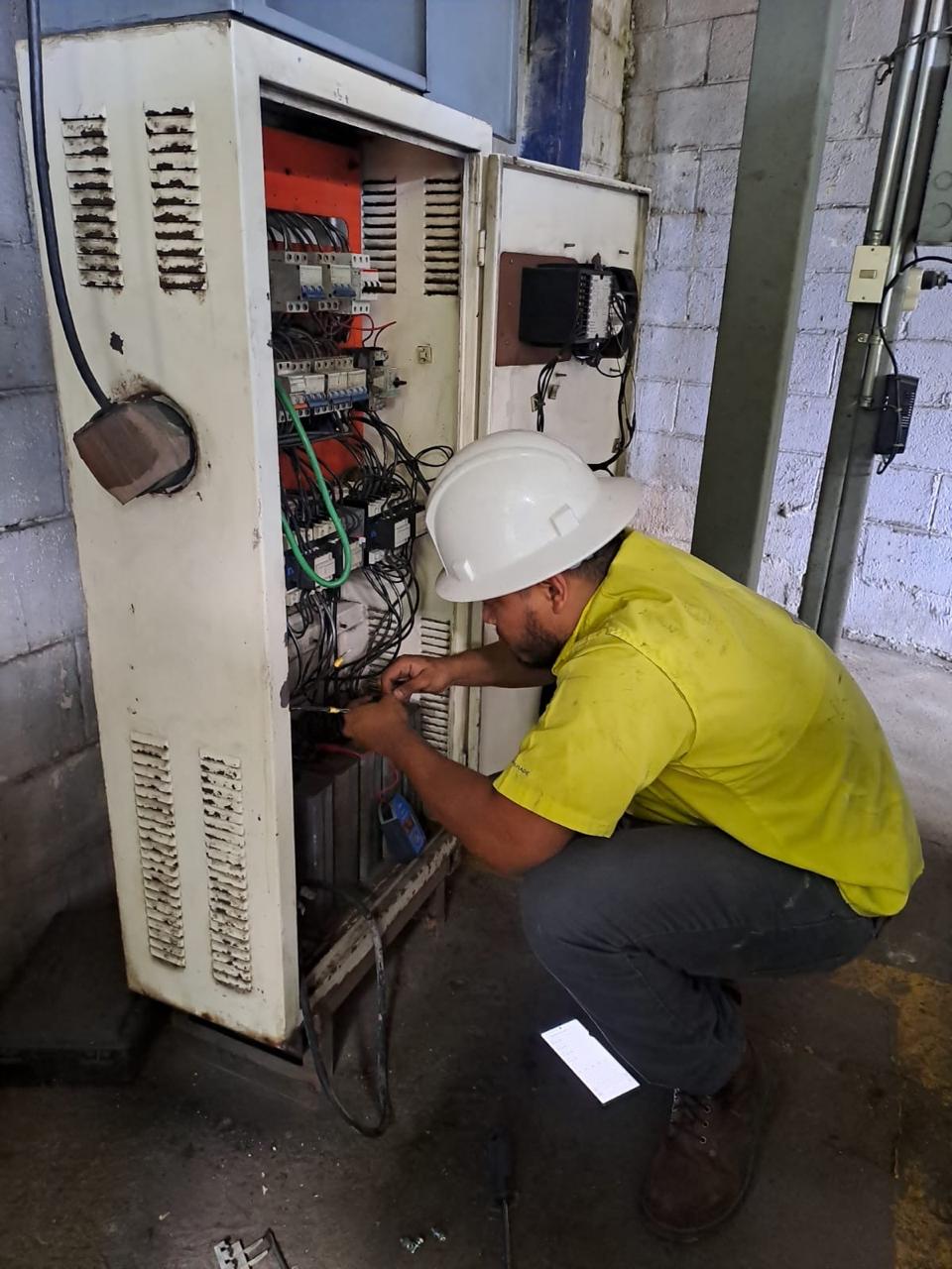 Técnico revisando un tablero eléctrico