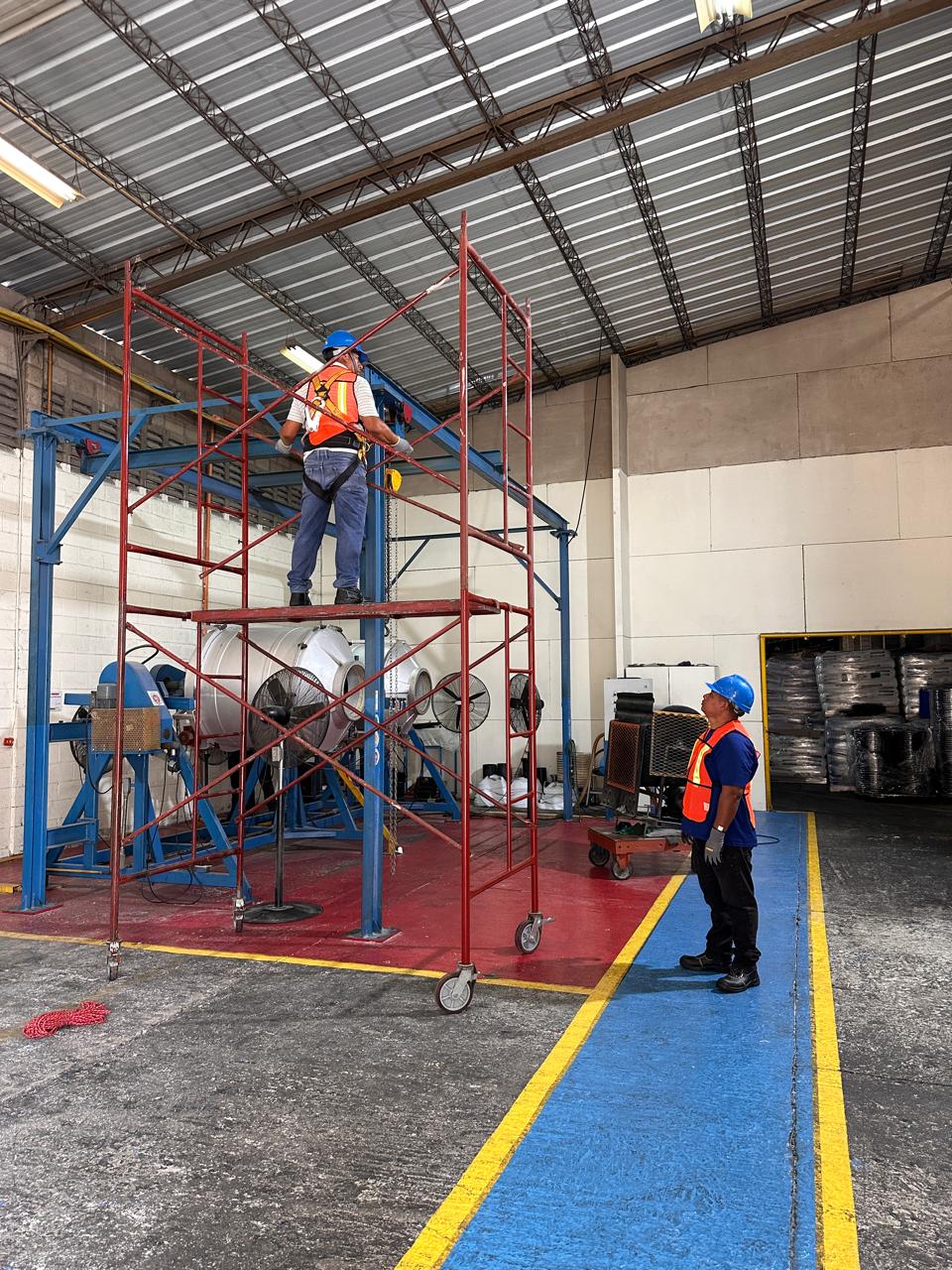 Trabajos de instalación en un espacio industrial