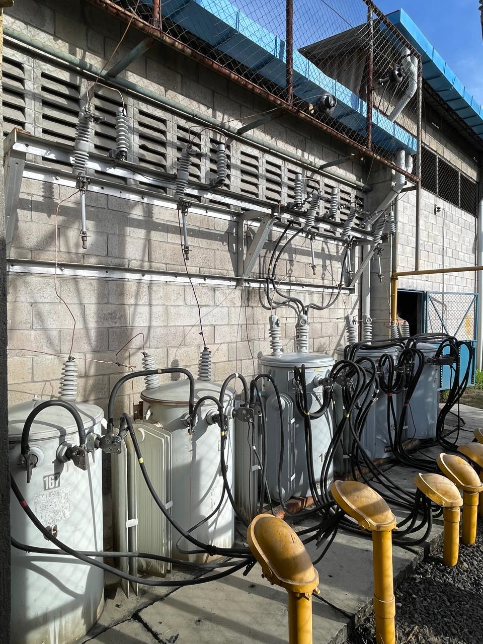 Equipo de transformación y aisladores en una instalación eléctrica