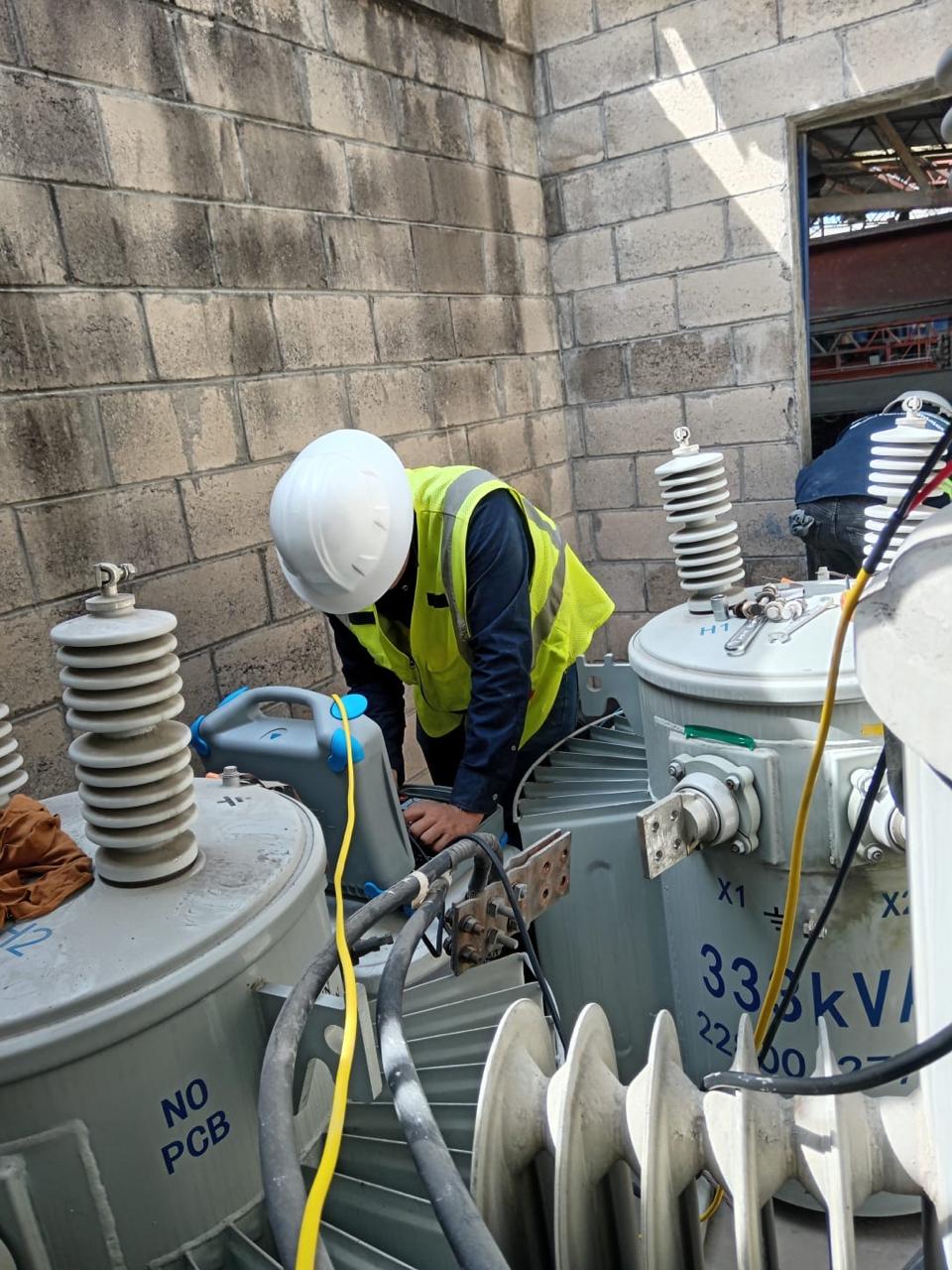 Equipo de transformación junto a una instalación industrial