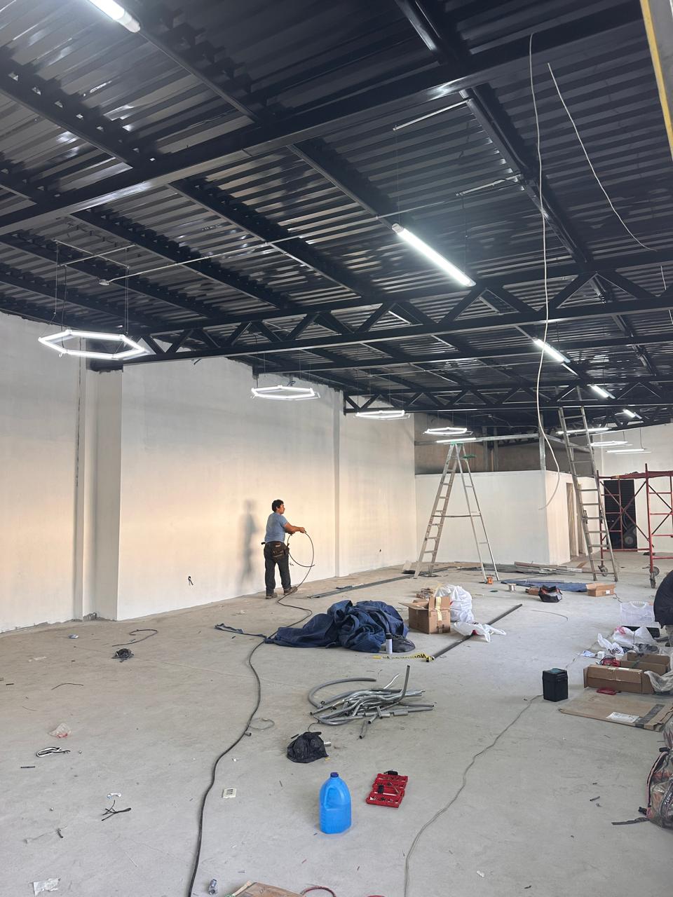 Instalación real de iluminación en una nave en construcción